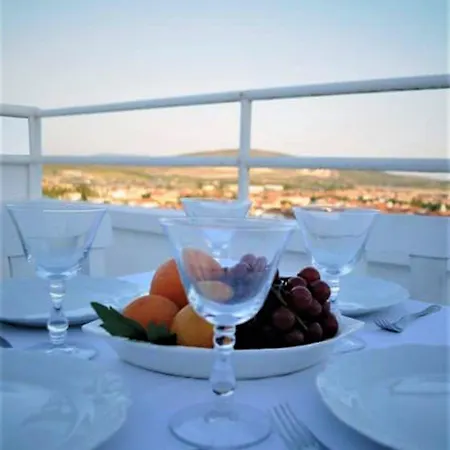 Beyaz Ev אלאקאטי